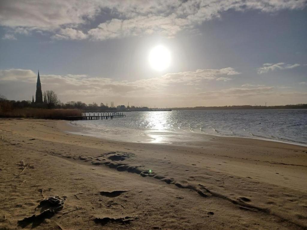 Hausboot Gluecksmomente Mit Dachterrasse In Schleswig Am Ostseefjord Schlei Exteriör bild
