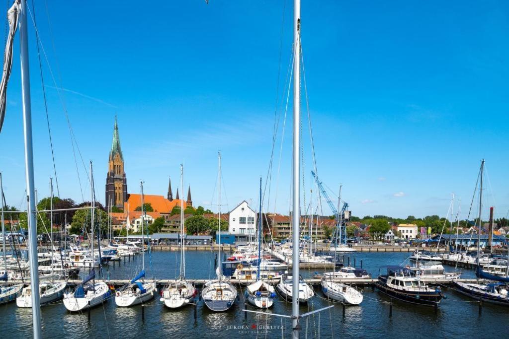 Hausboot Gluecksmomente Mit Dachterrasse In Schleswig Am Ostseefjord Schlei Exteriör bild