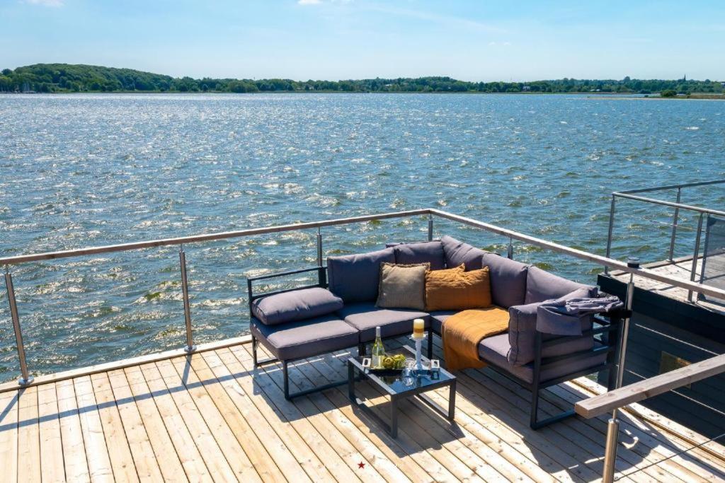 Hausboot Gluecksmomente Mit Dachterrasse In Schleswig Am Ostseefjord Schlei Exteriör bild