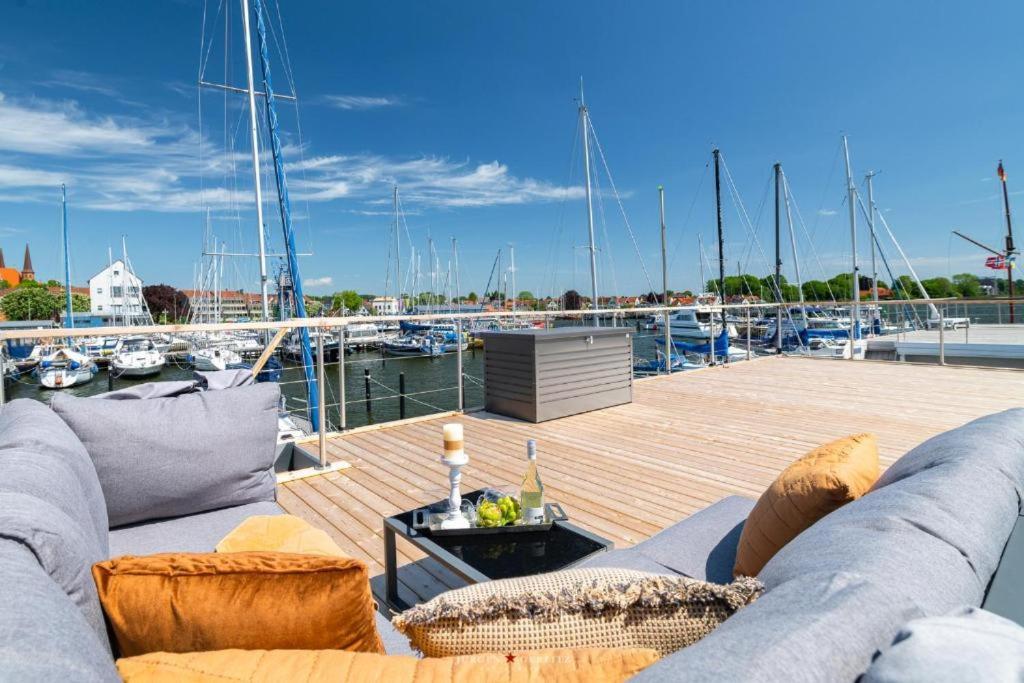 Hausboot Gluecksmomente Mit Dachterrasse In Schleswig Am Ostseefjord Schlei Exteriör bild